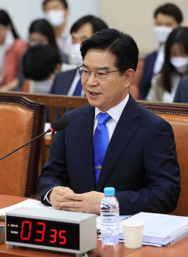 김창룡 경찰청장 후보자가 20일 오후 서울 여의도 국회에서 열린 인사청문회에서 의원 질의에 답하고 있다. 연합뉴스