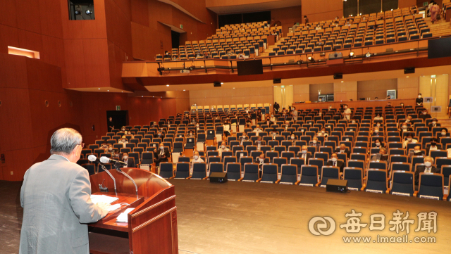 20일 대구문화예술회관 팔공홀에서 열린 대구독립운동기념관 건립추진 발기인 대회에서 장병하 독립운동지사를 비롯해 참석자들이 결의문 채택을 하고 있다. 이날 행사는 코로나19로 인해 객석 거리두기로 진행됐다. 성일권 기자 sungig@imaeil.com