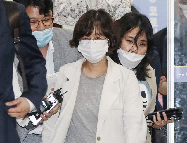 박원순 전 서울시장의 성추행 의혹을 가장 먼저 인지한 것으로 알려진 임순영 서울시 젠더 특보가 21일 새벽 조사를 마친 후 서울 성북경찰서를 나서고 있다. 연합뉴스