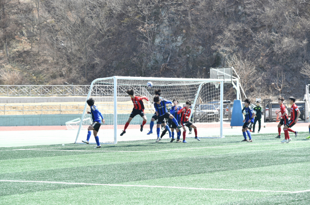 경북 청송군에서 22일부터 9월 20일까지 전국 고등축구리그 경북권역대회가 열린다. 사진은 지난해 경기 모습. 청송군 제공