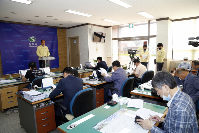 지난 6월 22일 열린 기자회견에서 강영석 상주시장이 상주상무프로축구단에 대한 시민프로축구단 전환을 하지 않겠다고 밝히고 있다. 상주시 제공