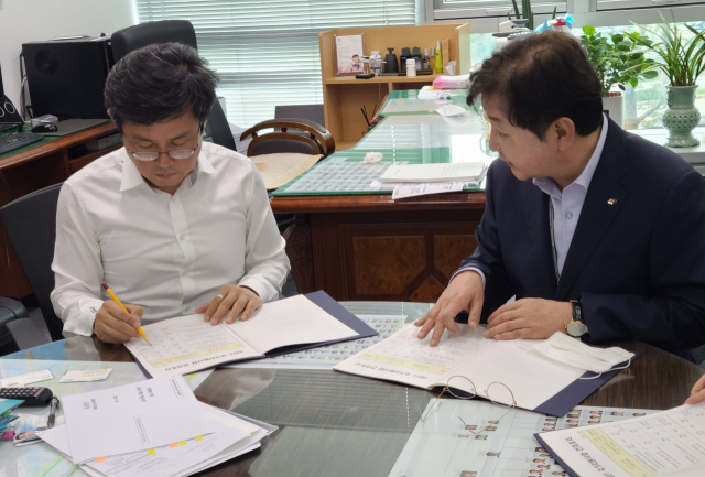 권영세 안동시장이 기획재정부 안도걸 예산실장을 만나 내년도 국비 확보를 건의하고 있다. 안동시 제공