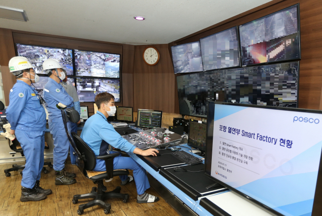 가열, 압연, 냉각, 권취 등 전 공정 제어가 모두 가능한 포항제철소 제2열연공장 통합운전실 전경. 포항제철소 제공
