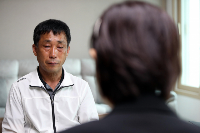 고 최숙현 선수의 아버지 최영희 씨(왼쪽)가 9일 오후 경북 칠곡군 자택에서 문화체육관광부 최윤희 제2차관과 면담을 하고 있다. 연합뉴스