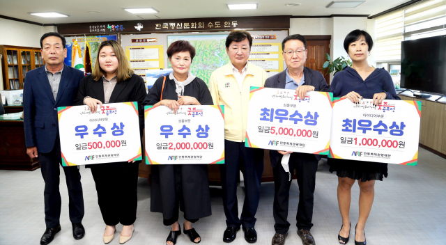 안동국제탈춤페스티벌 굿즈 공모전 시상식이 안동시장실에서 열려 수상자들이 기념촬영하고 있다. 안동시 제공