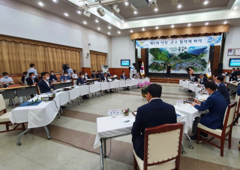 21일 경북 충남 충북 12개 시장군수 협력체가 봉화군청에서 중부권 동서횡단철도 건설사업 회의를 열고 있다. 봉화군 제공