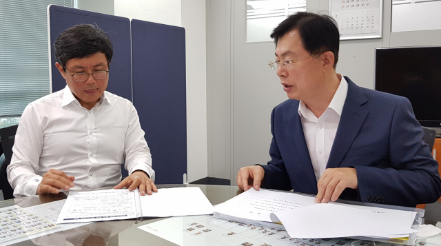 이만희(오른쪽) 국회의원이 기재부 안도걸 예산실장과 영천시 및 청도군 현안사업들을 살펴보고 있다. 이만희 의원실 제공