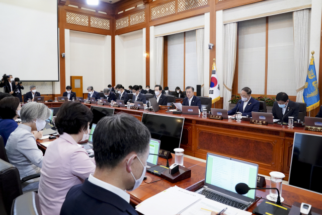 문재인 대통령이 21일 오전 청와대에서 국무회의를 주재하고 있다. 연합뉴스