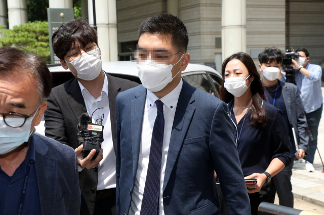 이동재 전 채널A 기자가 17일 오후 구속 전 피의자 심문(영장실질심사)을 마치고 서울 서초구 서울중앙지법을 나서고 있다. 연합뉴스