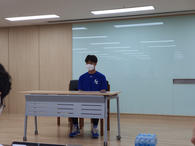 삼성라이온즈 이성규가 대구삼성라이온즈파크 브리핑실에서 인터뷰를 하고 있다. 김우정 기자