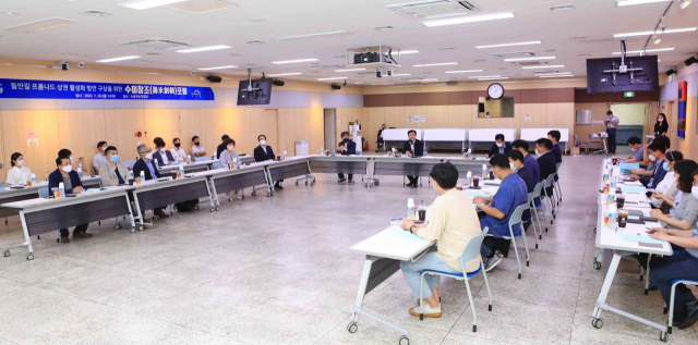 들안길 프롬나드 상권활성화 방안 구상을 위한 수미창조 포럼에서 참석자들이 의견을 나누고 있다. 수성구청 제공