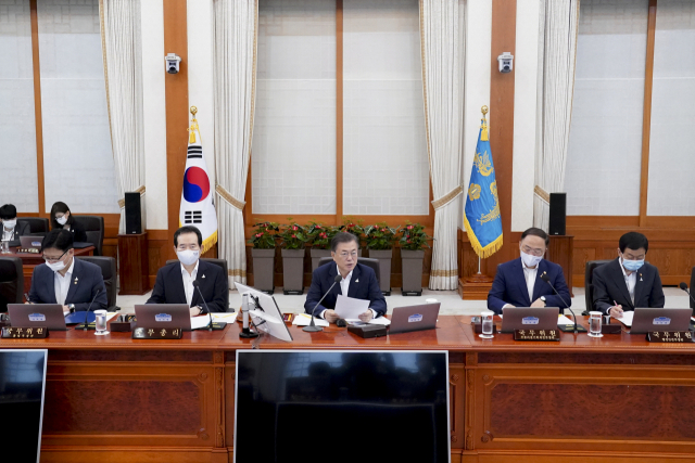 문재인 대통령이 21일 오전 청와대에서 국무회의를 주재하고 있다. 연합뉴스
