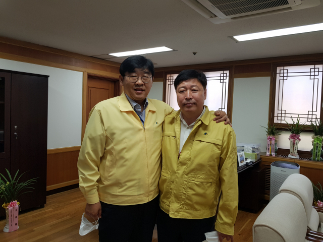 대구시 전재문 대외협력특보(왼쪽)와 강명 정무특보는 