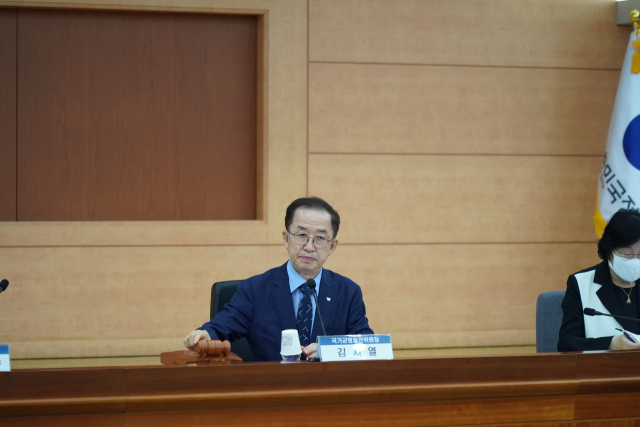 김사열 국가균형발전위원회 위원장이 21일 오후 정부서울청사에서 제25차 본회의를 주재하고 회의를 진행하고 있다. 균형위 제공