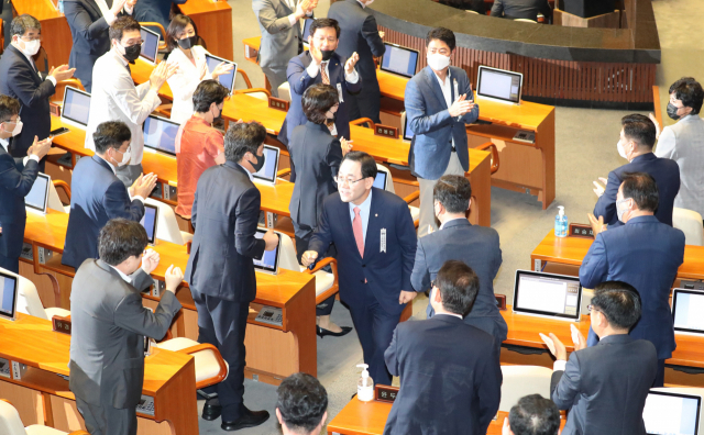 미래통합당 주호영 원내대표가 21일 국회 본회의에서 교섭단체 대표연설을 마친 뒤 동료의원들과 인사하고 있다. 연합뉴스
