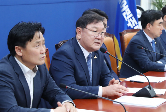 더불어민주당 김태년 원내대표가 21일 오전 서울 여의도 국회에서 열린 원내대책회의에서 발언하고 있다. 연합뉴스