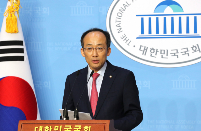 미래통합당 추경호 의원이 21일 오후 서울 여의도 국회 소통관에서 부동산 세제 관련 기자회견을 열고 부동산 관련 세금 인하, 주택 공급규제 완화, 임대차 4법 추진 철회를 촉구하고 있다. 연합뉴스
