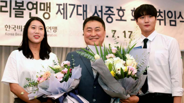 서중호 회장이 비치발리볼 국가대표 선수들로부터 취임 축하 꽃다발을 받고 있다.