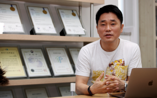 박무열 씨엘 대표가 자사의 스마트 모빌리티 서비스를 설명하고 있다. 김영진 기자