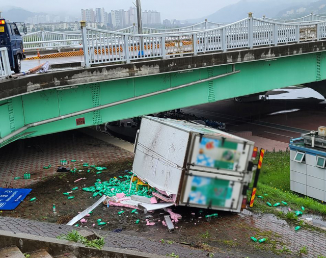 22일 오전 8시 19분쯤 경북 안동시 영가대교 북단에서 막걸리를 운반하던 차량이 다리 아래로 추락하는 사고가 발생했다. 다행히 운전자는 인근 병원으로 옮겨져 치료를 받고 있지만 생명에는 이상이 없는 것으로 알려졌다. 독자 제공