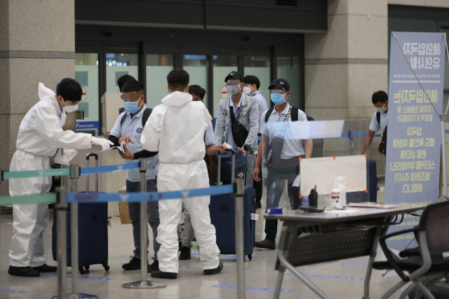22일 오전 인천국제공항 1터미널 입국장에서 입국자들이 교통편 안내를 받고 있다. 연합뉴스