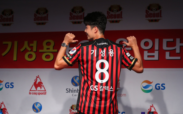 11년 만에 K리그에 복귀한 기성용이 22일 오전 마포구 서울월드컵경기장에서 열린 FC서울 입단 기자회견에서 포즈를 취하고 있다. 연합뉴스