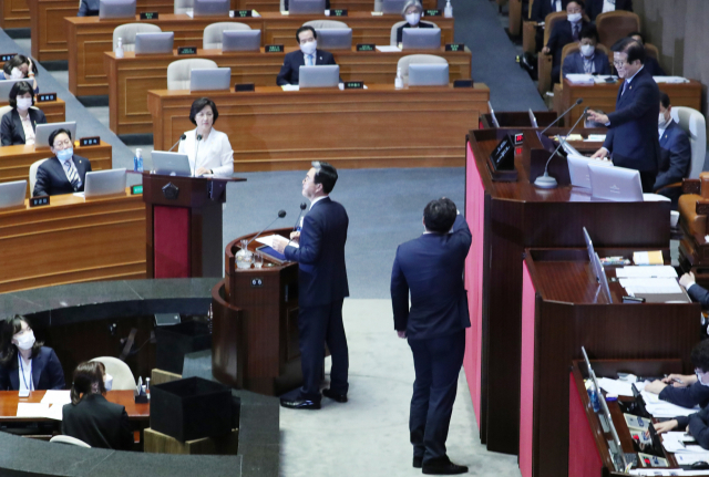 미래통합당 김태흠 의원과 김성원 원내수석부대표가 22일 국회 본회의에서 열린 정치·외교·통일·안보에 관한 대정부질문에서 추미애 법무부 장관의 답변태도를 박병석 국회의장에게 문제제기 하고 있다.. 연합뉴스