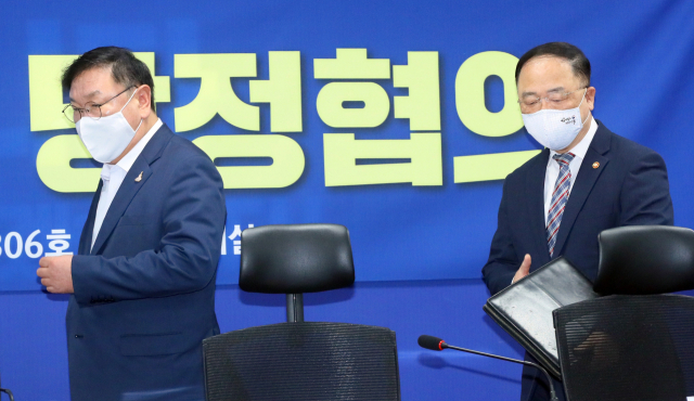 당정을 구성하고 있는 더불어민주당 김태년 원내대표(왼쪽)와 홍남기 경제부총리. 연합뉴스