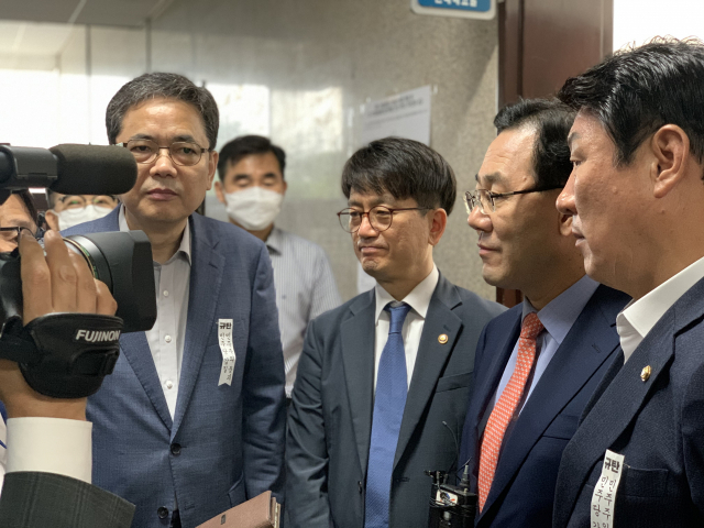 22일 국회 내 미래통합당 원내대표실에서 주호영 원내대표와 곽상도 대구시당위원장(대구 중남), 강대식 국회의원(대구 동을) 등이 박재민 국방부 차관과 비공개 회동을 갖고 대구경북 통합신공항 이전 문제를 협의했다. 이 자리에서 국방부는 이달 31일까지 군위가 공동후보지 신청으로 마음을 돌리도록 정부 차원의 
