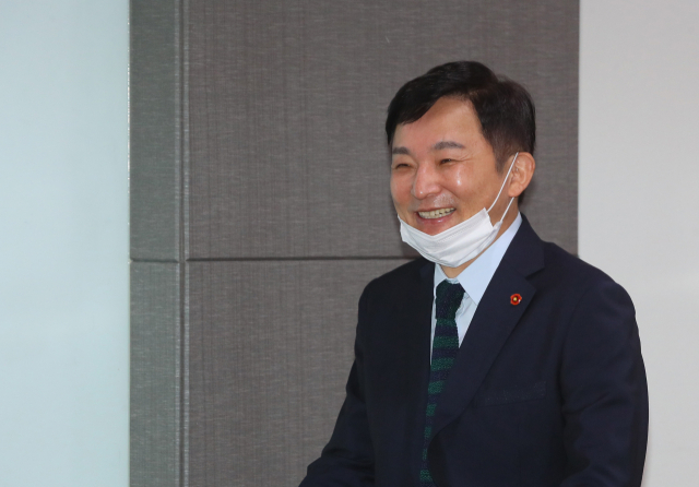 최근 안검하수(눈꺼풀 처짐 치료)를 받은 원희룡 제주지사가 15일 국회 의원회관에서 열린 미래통합당 