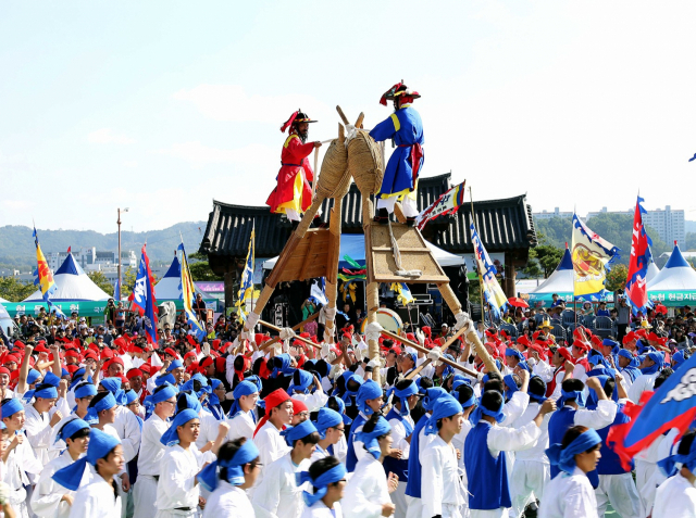 국가무형문화재 제24호 안동차전놀이 전수교육관이 안동탈춤공원내에 확장 개관됐다. 안동시 제공