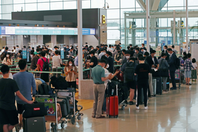 중국에 대한 중소·중견기업의 첫 전세기 특별입국을 한 23일 오전 인천국제공항 2터미널 출국장에서 광저우행 전세기 탑승 수속을 위해 기업인 및 시민들이 줄을 서고 있다. 연합뉴스