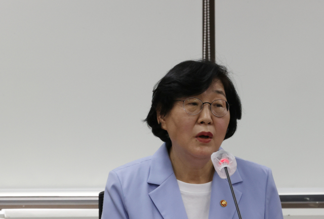 이정옥 여성가족부 장관이 17일 오후 정부서울청사에서 열린 여성폭력방지위원회 긴급회의에서 발언하고 있다. 이 장관은 이날 