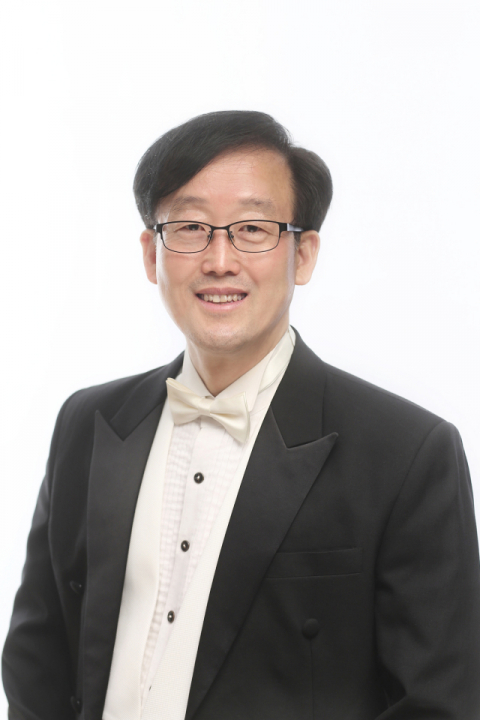 이번 정기연주회에 지휘를 맡은 대구시립합창단 트레이너 김용배