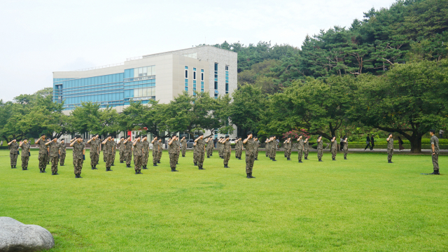 경북전문대 전문사관양성과 학생들이 재식 훈련을 하고 있다 . 경북전문대 제공