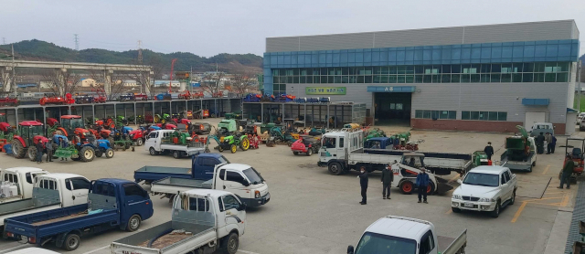 경북 영천시는 농촌지역 인력난 해소 및 농가경영 안정을 위해 이달 말까지인 농기계 임대료 50% 인하기간을 12월말까지 5개월 연장한다. 현재 영천지역 농기계임대사업소는 청통면 호당리 본소와 대창면 대창리 분소, 고경면 단포리의 동부지역 사업소 등 3개소가 있다. 지난 4월부터 이달 17일까지 2천676농가에서 4천456대의 농기계를 임대 사용했으며 감면 임대료는 8천300만원에 이른다. 영천시 제공. 강선일기자