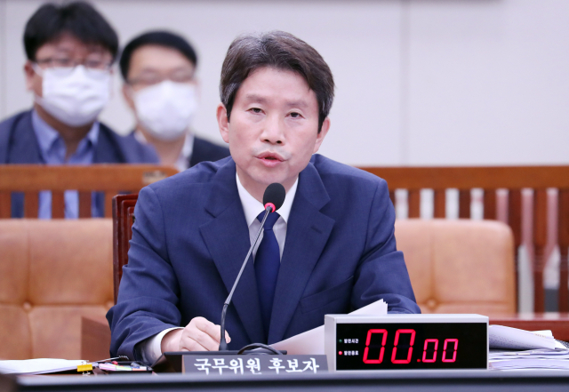 이인영 통일부 장관 후보자가 23일 오후 국회 외교통일위원회 인사청문회에서 미래통합당 김석기 의원의 제기한 아들 병역 면제 의혹 등과 관련 질문에 답변하고 있다. 연합뉴스