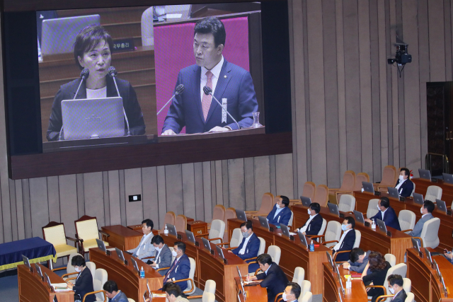 김현미 국토교통부 장관이 23일 국회 본회의에서 진행된 경제에 관한 대정부 질문에서 미래통합당 윤영석 의원의 질의에 답변하고 있다. 연합뉴스