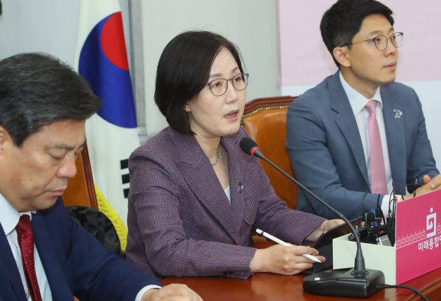 미래통합당 김현아 비대위원(가운데)이 25일 국회에서 열린 비상대책위원회의에서 발언하고 있다. 연합뉴스
