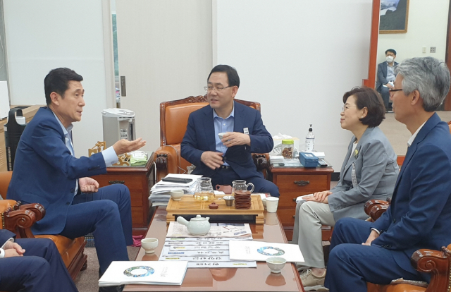 이강덕 경북 포항시장이 23일 국회를 찾아 미래통합당 주호영 원내대표와 같은 당 김정재 국회의원을 만나 지진특별법 시행령이 주민들의 실질적인 보상내용이 담겨야 한다는 점을 설명하고 있다, 왼쪽부터 이강덕 시장, 주호영 원내대표, 김정재 국회의원. 포항시 제공