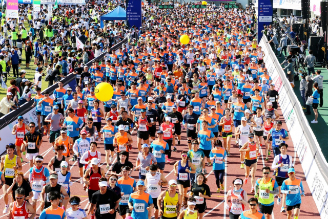 안동시가 코로나19 확산 방지를 위해 안동시민체육대축전과 안동마라톤대회 등 전국 규모의 체육 행사 취소를 결정했다. 사진은 안동마라톤대회 모습. 매일신문DB