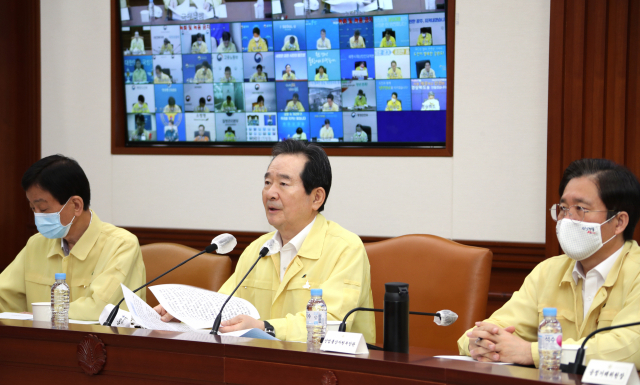 정세균 국무총리가 24일 정부서울청사 중앙재난안전상황실 서울상황센터에서 열린 신종 코로나바이러스 감염증(코로나19) 대응 중앙재난안전대책본부 회의를 주재, 발언하고 있다. 연합뉴스