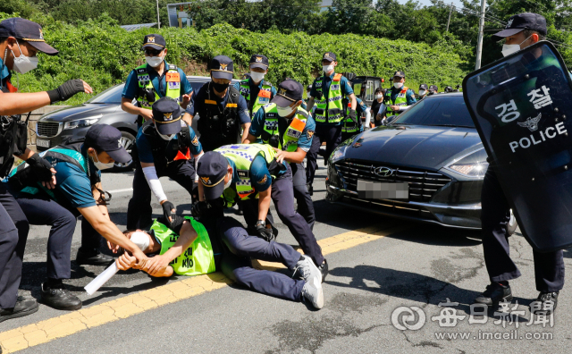 지난 24일 오전 경주시 감포 복지회관 앞 도로에서 월성원전 사용후핵연료 임시저장시설(맥스터) 증설에 반대하는 한 주민이 김소영 재검토위원장이 탄 승용차를 가로막고 있다. 우태욱 기자 woo@imaeil.com