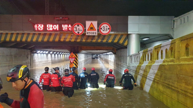부산에 시간당 80㎜가 넘는 폭우가 쏟아진 데다 만조 시간까지 겹쳐 도심이 물바다로 변한 가운데 갑자기 불어난 물로 침수된 지하차도에 갇혔던 3명이 숨졌다. 산사태, 옹벽 붕괴, 주택과 지하차도 등이 침수돼 79명이 고립됐다가 구조됐고, 많은 차량이 물에 잠기는 한편 50여 명의 이재민도 발생했다. 사진은 지난 23일 사망자가 3명 나온 부산 동구 초량 제1지하차도에서 소방대원이 수색작업을 벌이는 모습. [부산경찰청 제공. 재판매 및 DB 금지] 연합뉴스