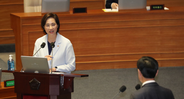 유은혜 사회부총리가 24일 국회 본회의에서 진행된 교육·사회·문화에 관한 대정부 질문에서 박지원 국정원장 후보자 학력위조 의혹에 대한 미래통합당 하태경 의원의 질의에 답하고 있다. 연합뉴스