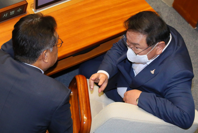 더불어민주당 김태년 원내대표(오른쪽)가 24일 국회 본회의장에서 미래통합당 충남 공주시·부여군·청양군 출신 4선인 정진석 의원과 논의하고 있다. 연합뉴스
