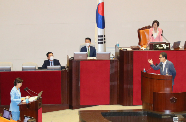 미래통합당 곽상도 의원(오른쪽)이 24일 국회 본회의에서 교육·사회·문화 분야에 관한 대정부 질문 도중 추미애 법무부 장관과 설전을 벌이고 있다. 연합뉴스
