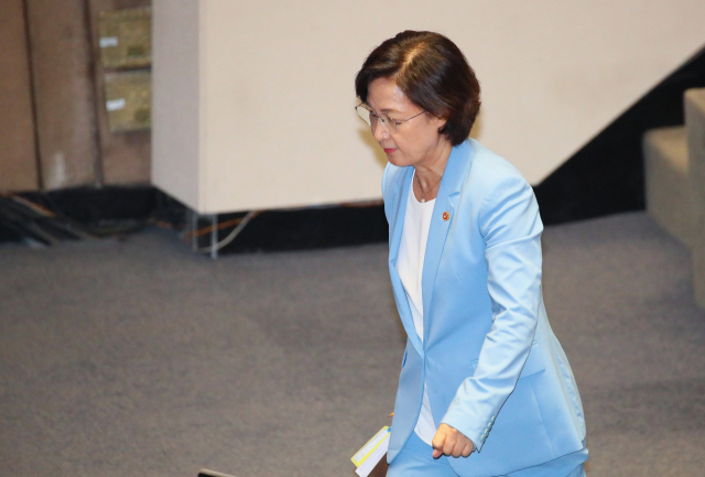 추미애 법무부 장관이 24일 국회 본회의에서 진행된 교육·사회·문화 분야에 관한 대정부 질문에서 미래통합당 곽상도 의원의 질문에 답변한 뒤 굳은 표정으로 자리로 돌아가고 있다. 연합뉴스