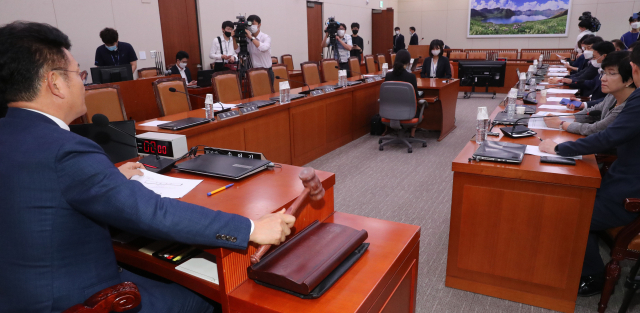 24일 오후 열린 국회 외교통일위원회 전체회의에서 미래통합당 의원들이 퇴장한 가운데 이인영 통일부 장관 후보자 인사청문보고서 채택 안건이 가결됐다. 송영길 위원장이 산회를 선포하는 의사봉을 두드리고 있다. 연합뉴스