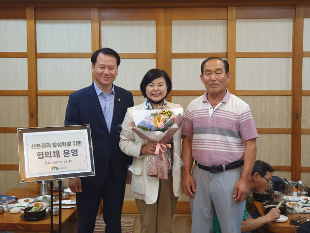구정회(맨 왼쪽) 경북 칠곡군의원과 배은숙(중간) 국립칠곡숲체원 원장 등이 산촌경제 활성화 협의체 운영을 기념해 사진촬영을 하고 있다. 구정회 칠곡군의원 제공